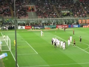 Freistoß im Spiel AC Milan - AS Roma